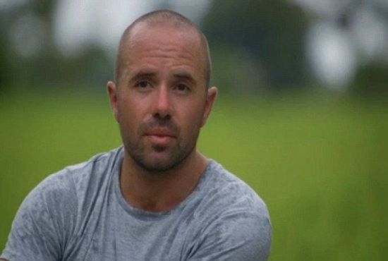 英国伦敦银行家乔恩•威柯逊(Jon Watkinson)放弃7.5万英镑(约合人民币73万元)年薪的工作和豪华公寓，远离家人，孤身一人隐居在湄公河上的东德岛长达4年